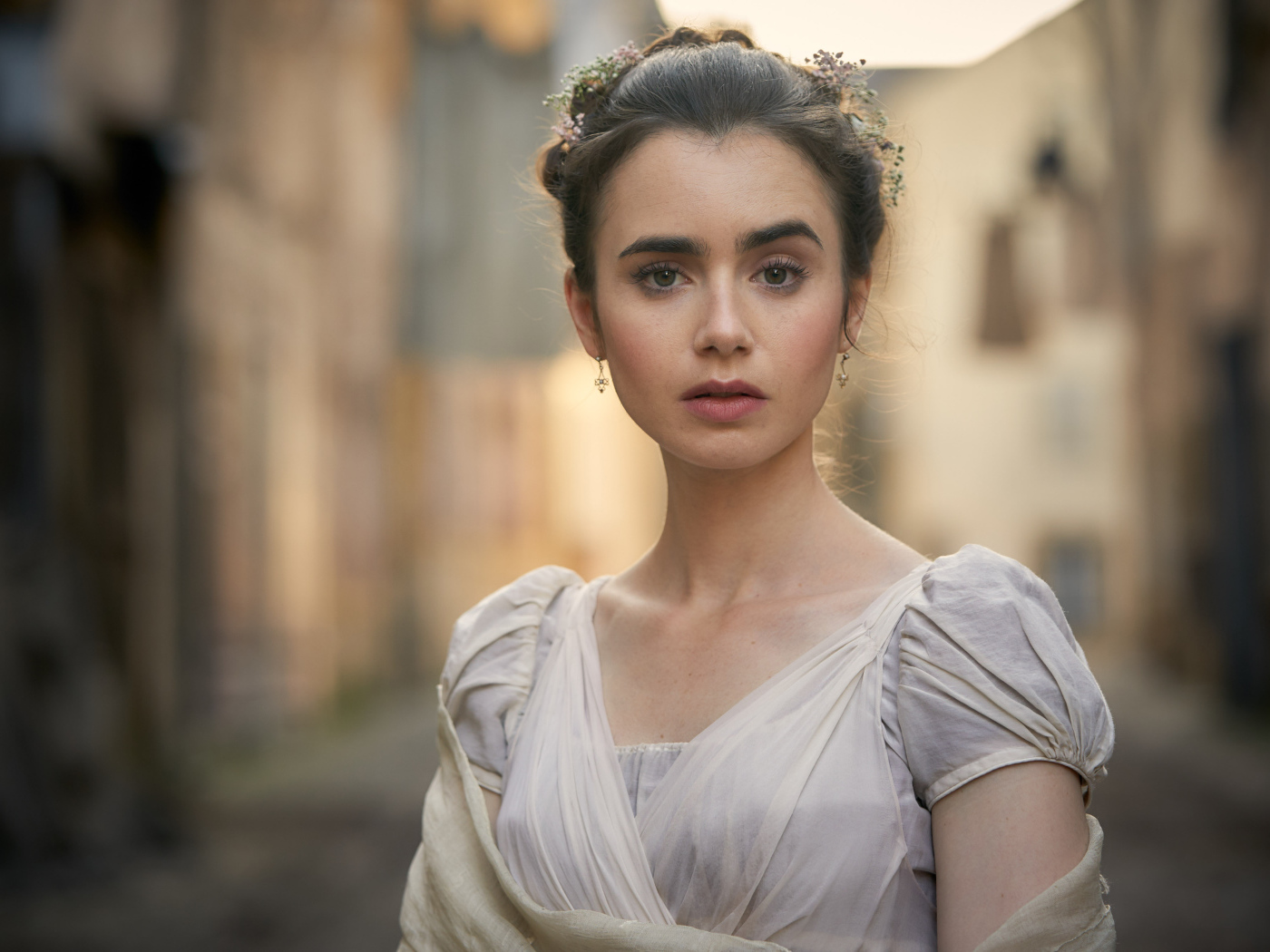 Актриса Лили Коллинз в роли 