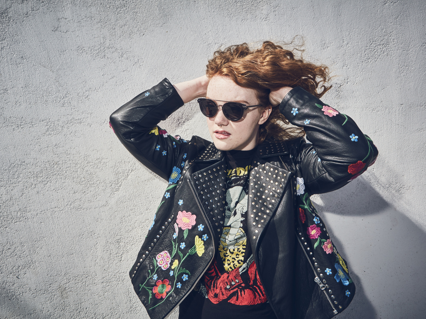 Актриса Шеннон Пёрсер в кожаной куртке у стены