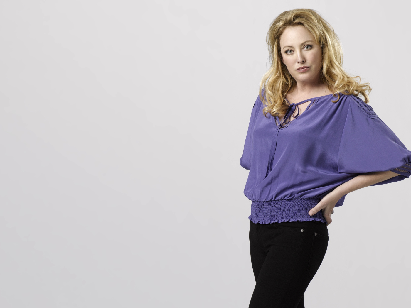 Американская актриса Вирджиния Мэдсен на сером фоне