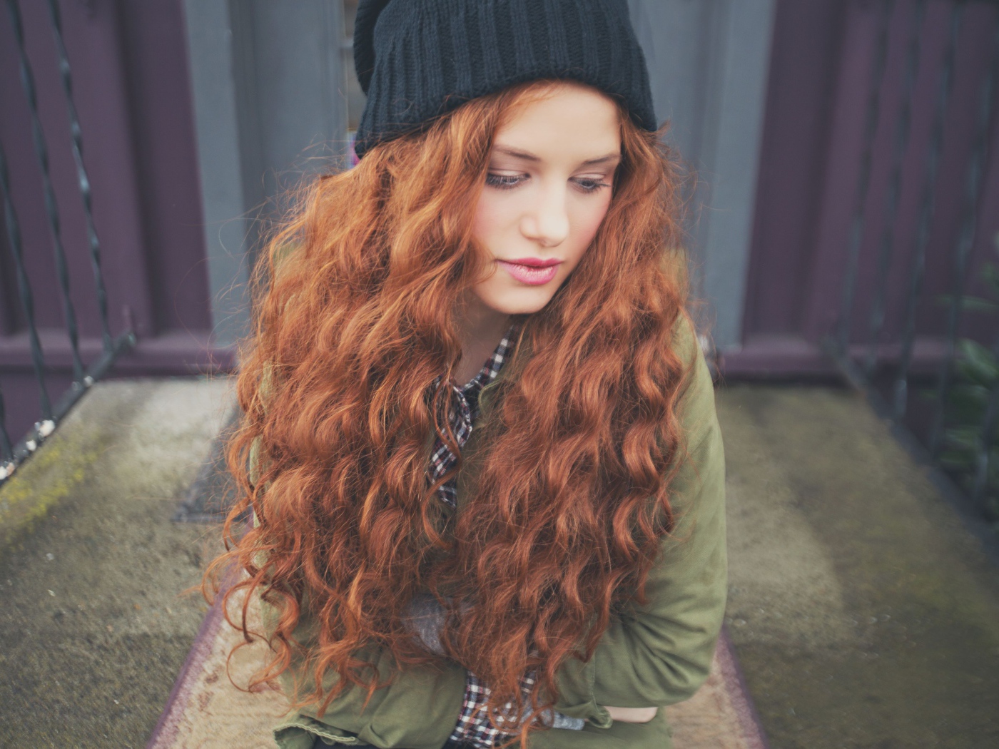 Американская рыжеволосая актриса Мэделин Петш в черной шапке