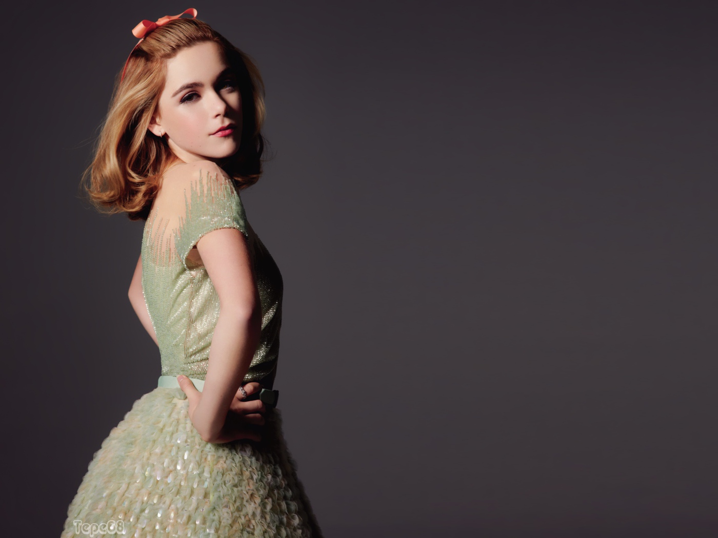 Красивая американская актриса Кирнан Шипка на сером фоне