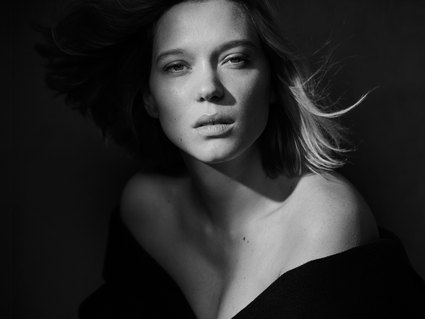 Красивая французская актриса Леа Сейду черно- белое фото