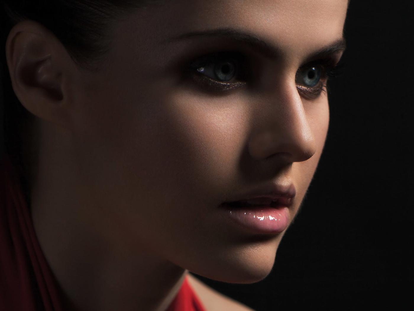 Красивая актриса Александра Даддарио лицо крупным планом