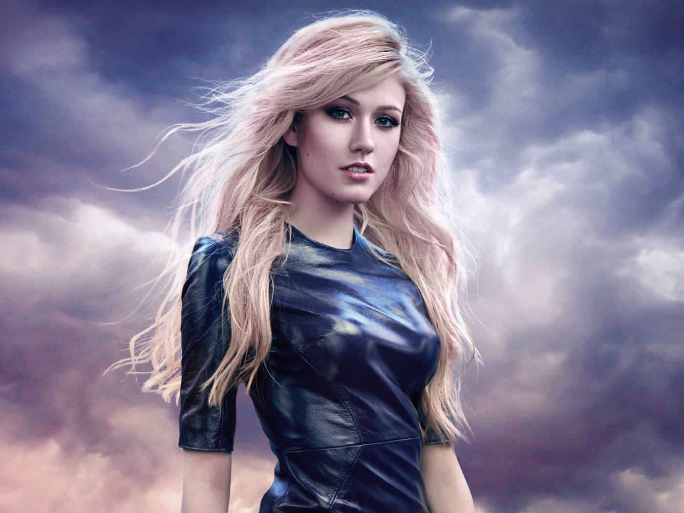 Красивая актриса Кэтрин Макнамара на фоне грозового неба