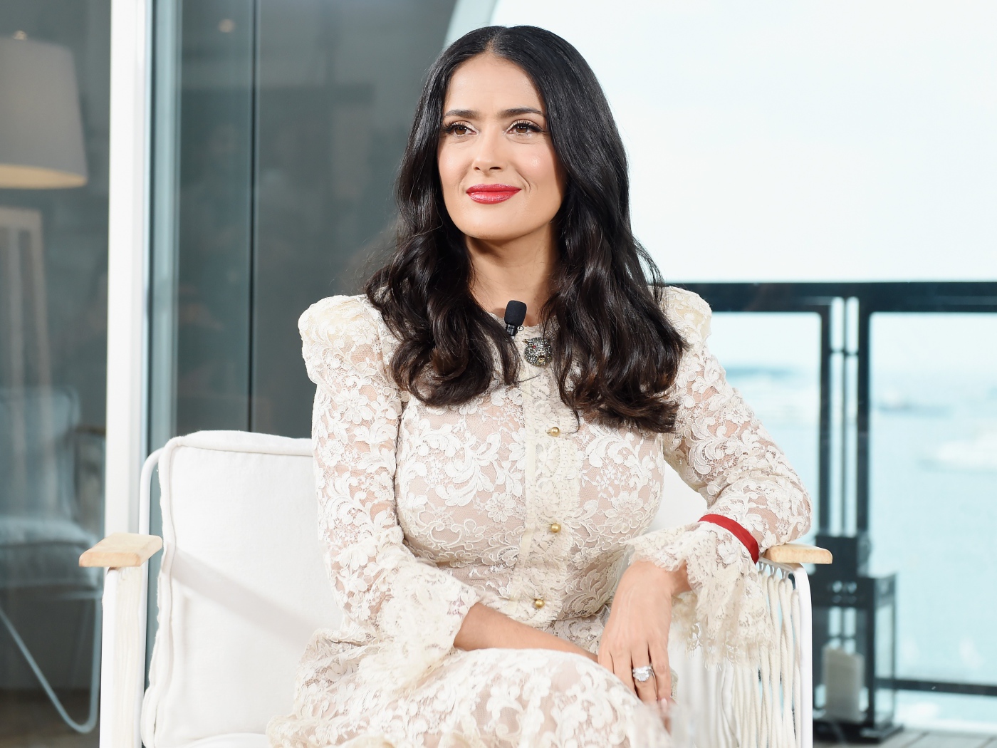 Красивая актриса Сальма Хайек в белом платье в кресле