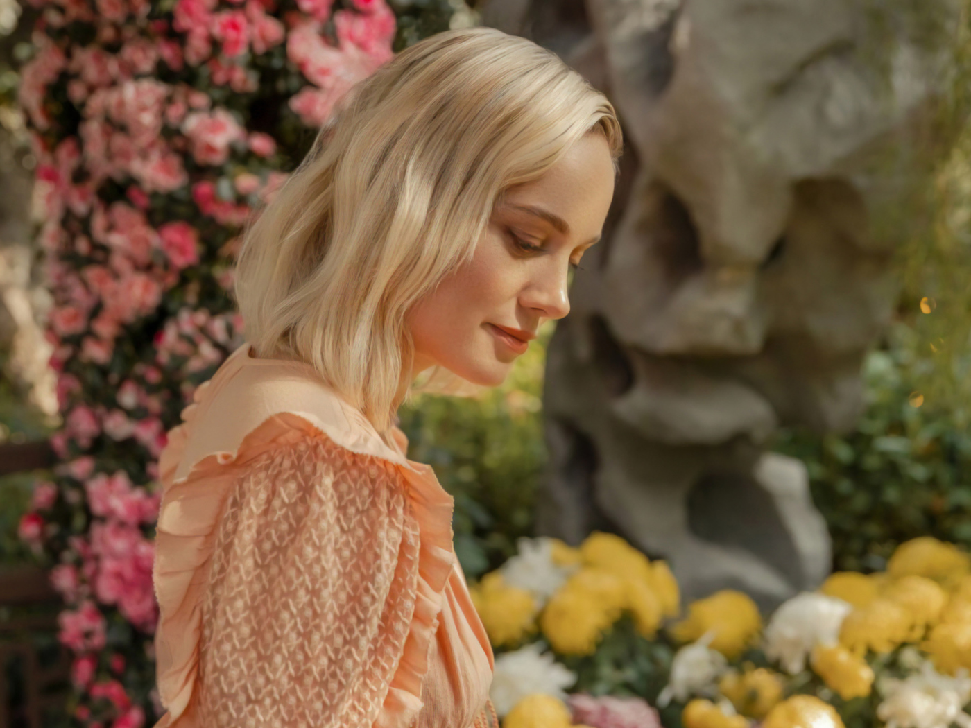 Красивая блондинка, актриса Бри Ларсон у цветов