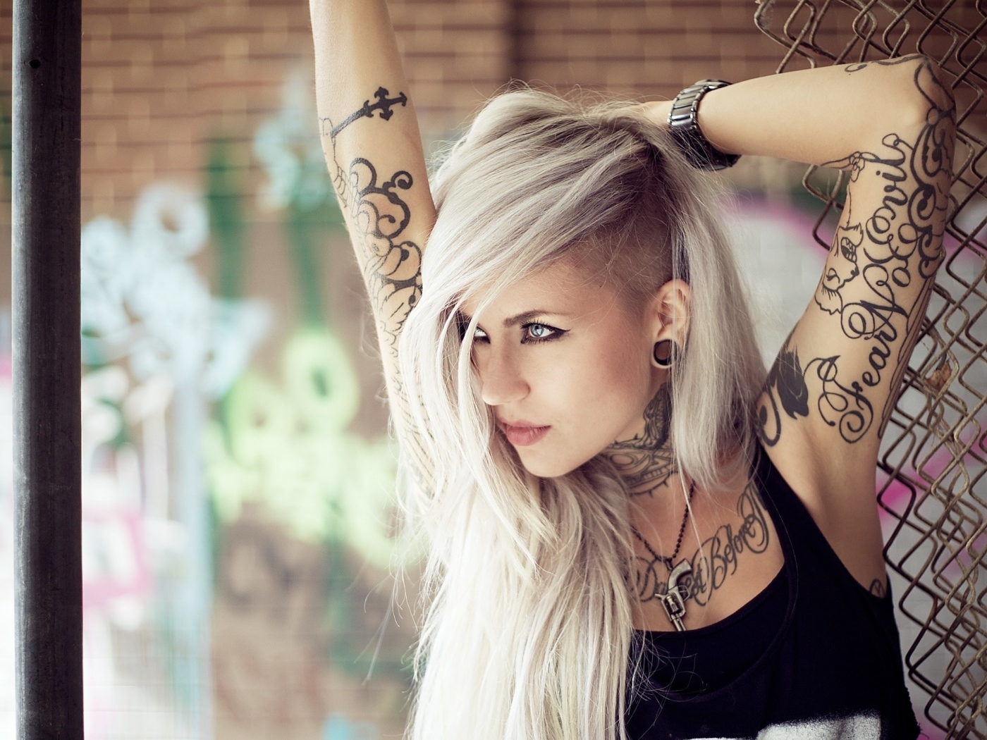 Красивая блондинка с татуировками на теле