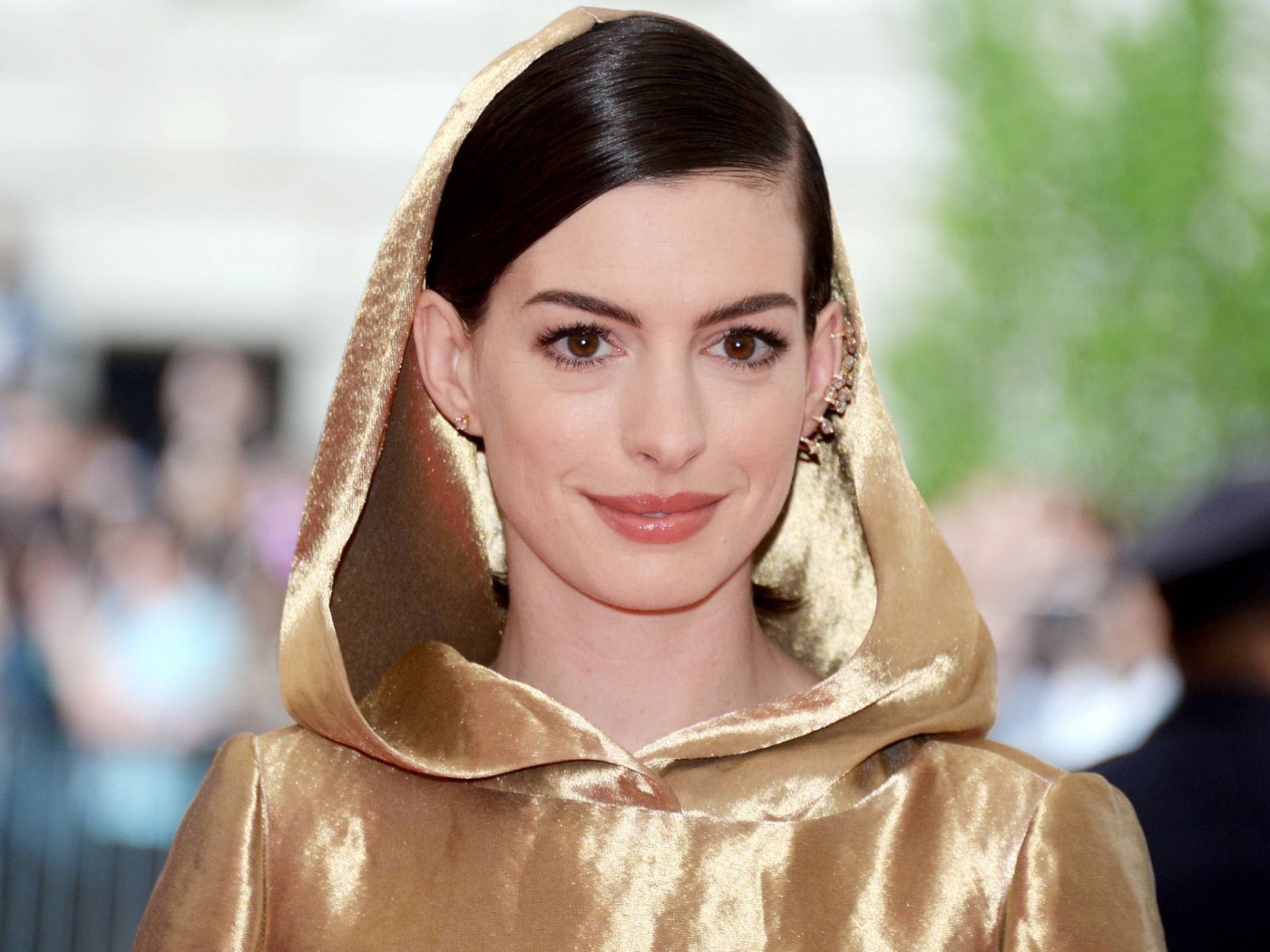 Красивая кареглазая брюнетка, актриса Энн Хэтэуэй 