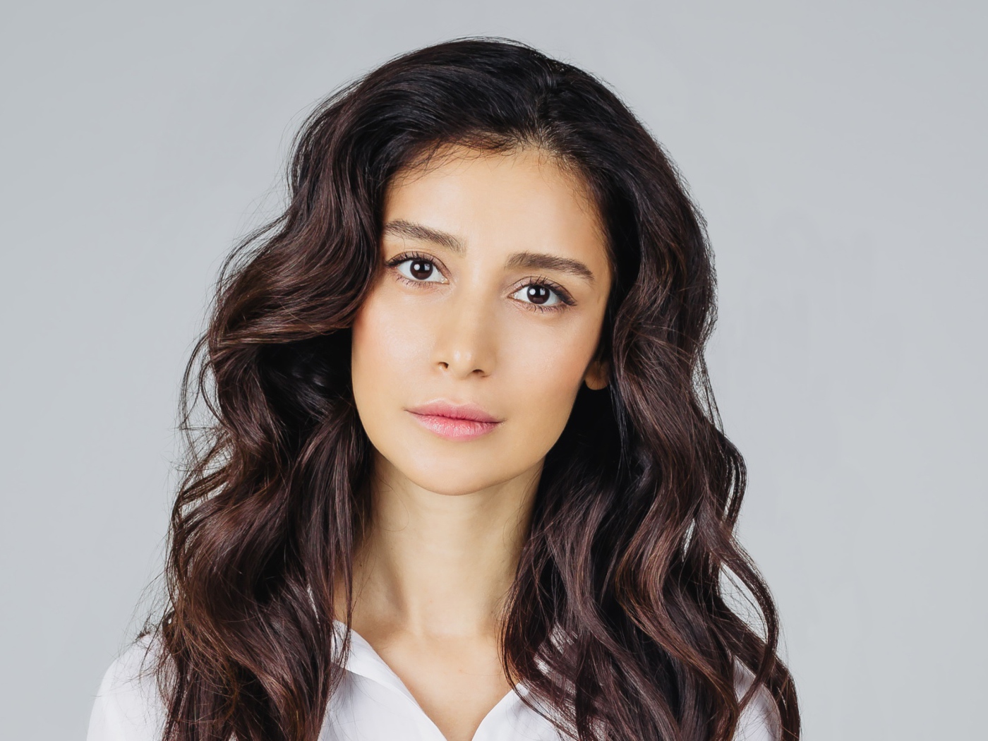 Красивая кареглазая девушка, актриса Равшана Куркова