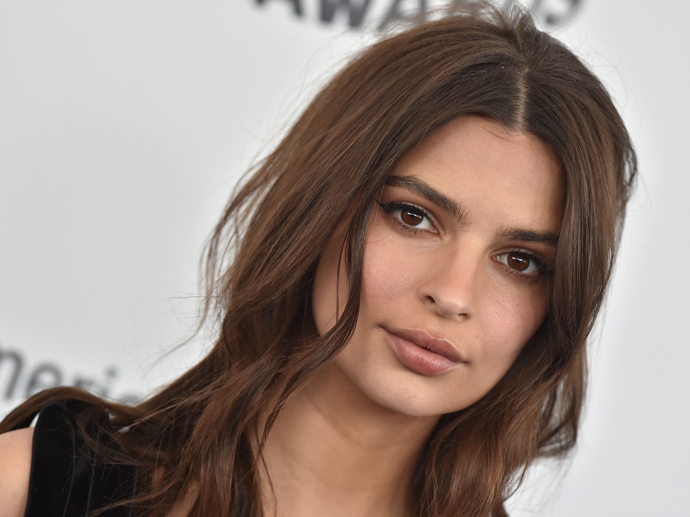 Красивая девушка шатенка, американская модель и актриса Эмили Ратаковски