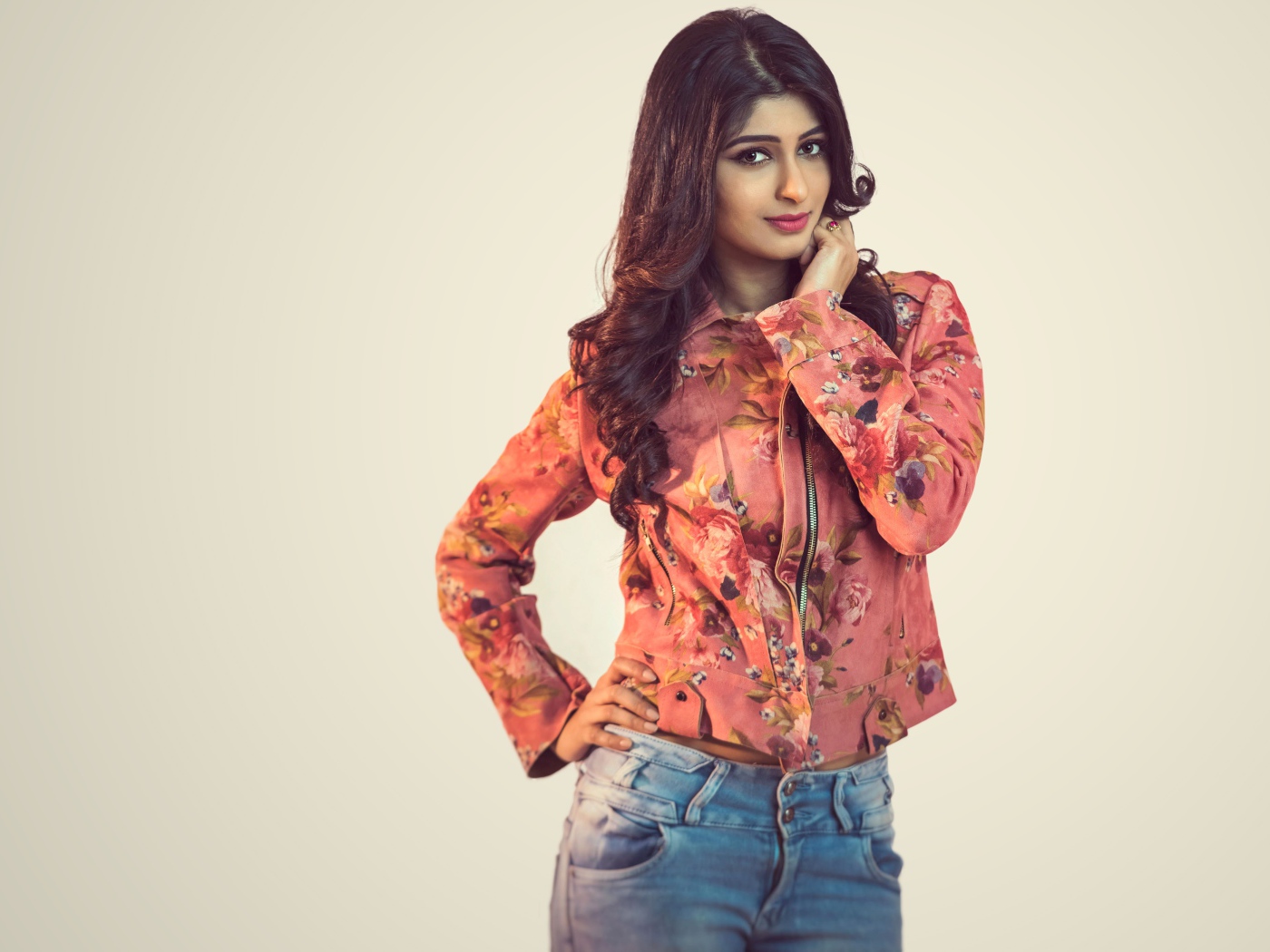 Красивая девушка, индийская актриса Адити Рао Хидари на сером фоне