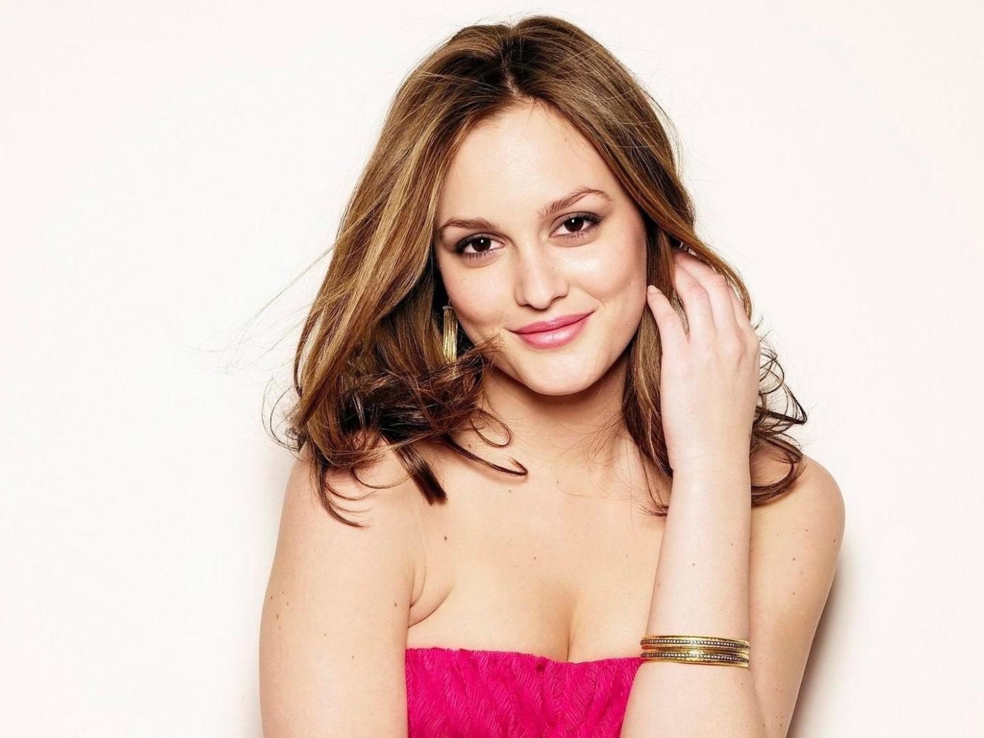 Красивая девушка актриса Лейтон Мистер на белом фоне