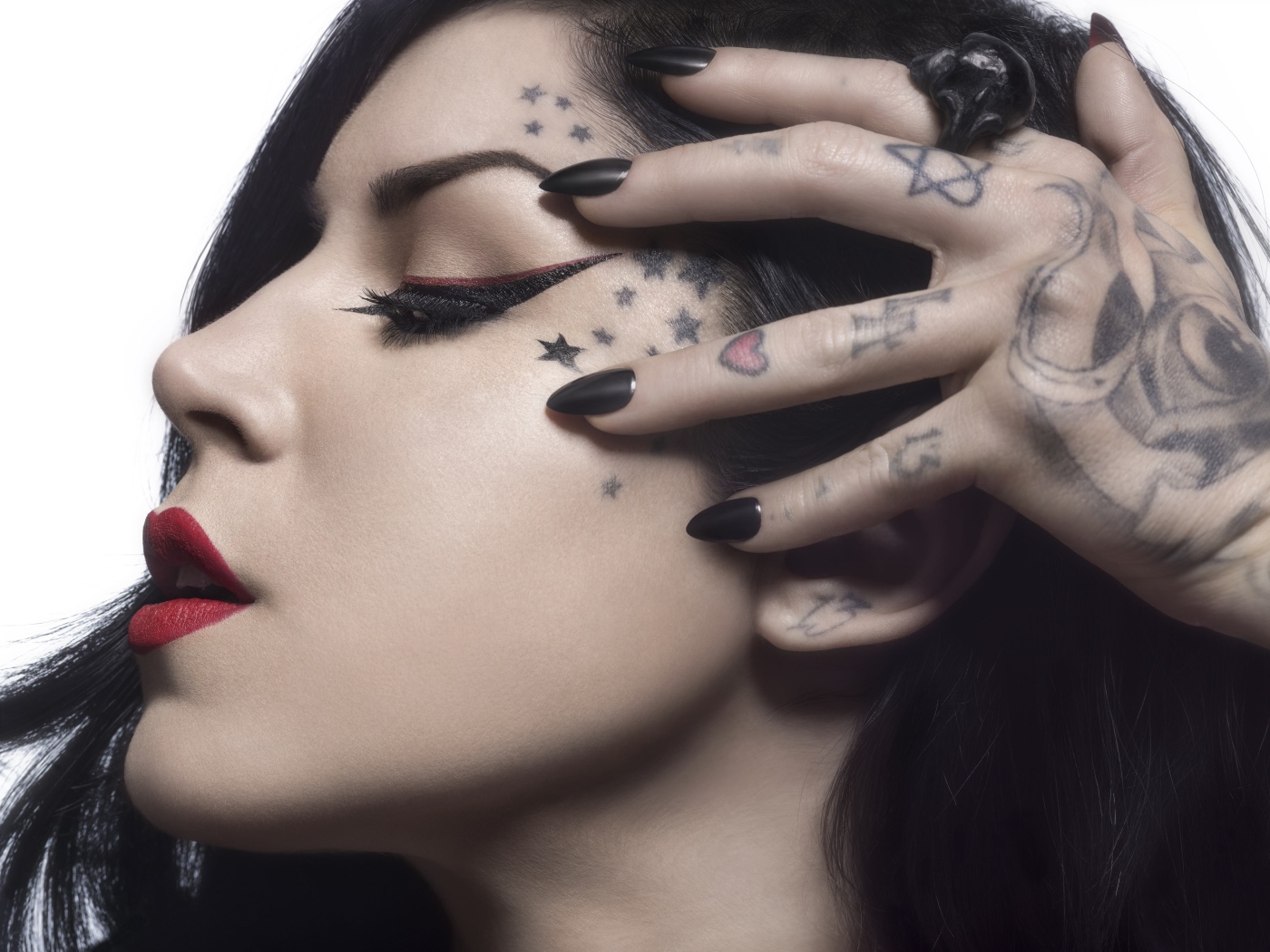 Красивая девушка с татуировками на теле Kat Von D