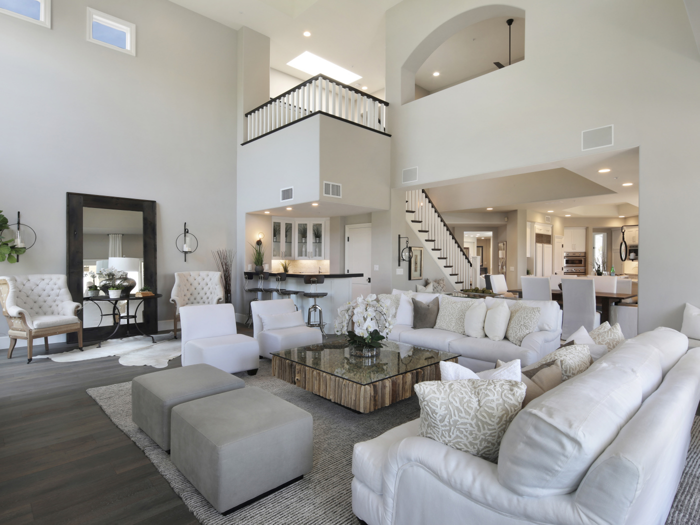 Красивая большая гостиная в белых тонах в доме