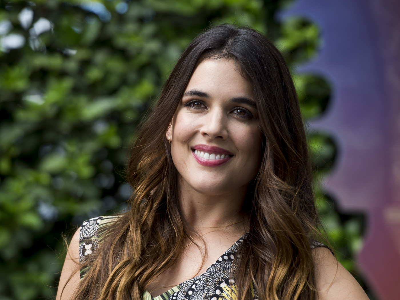 Красивая улыбающаяся девушка, актриса Адриана Угарте