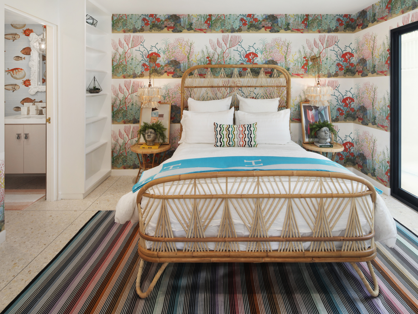 Спальня с большой кроватью  у окна 