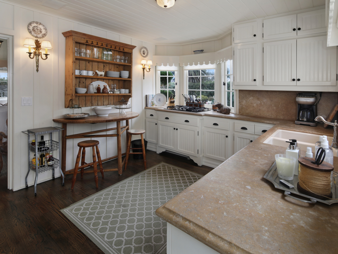 Светлая кухня с гарнитуром и ковром