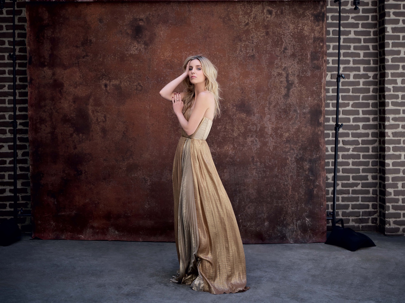 Британская актриса Аннабелль Уоллис в красивом платье у стены