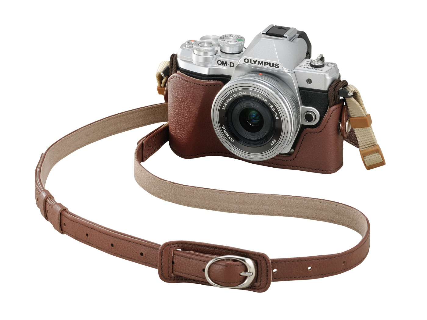 Фотоаппарат Olympus OM-D E-M10 Mark III в футляже на белом фоне