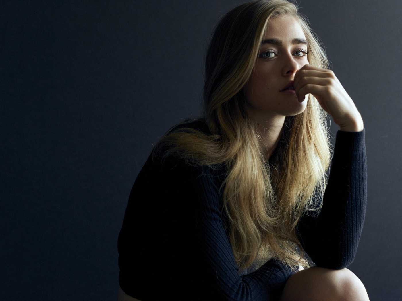 Канадская актриса Мелисса Роксбург на сером фоне