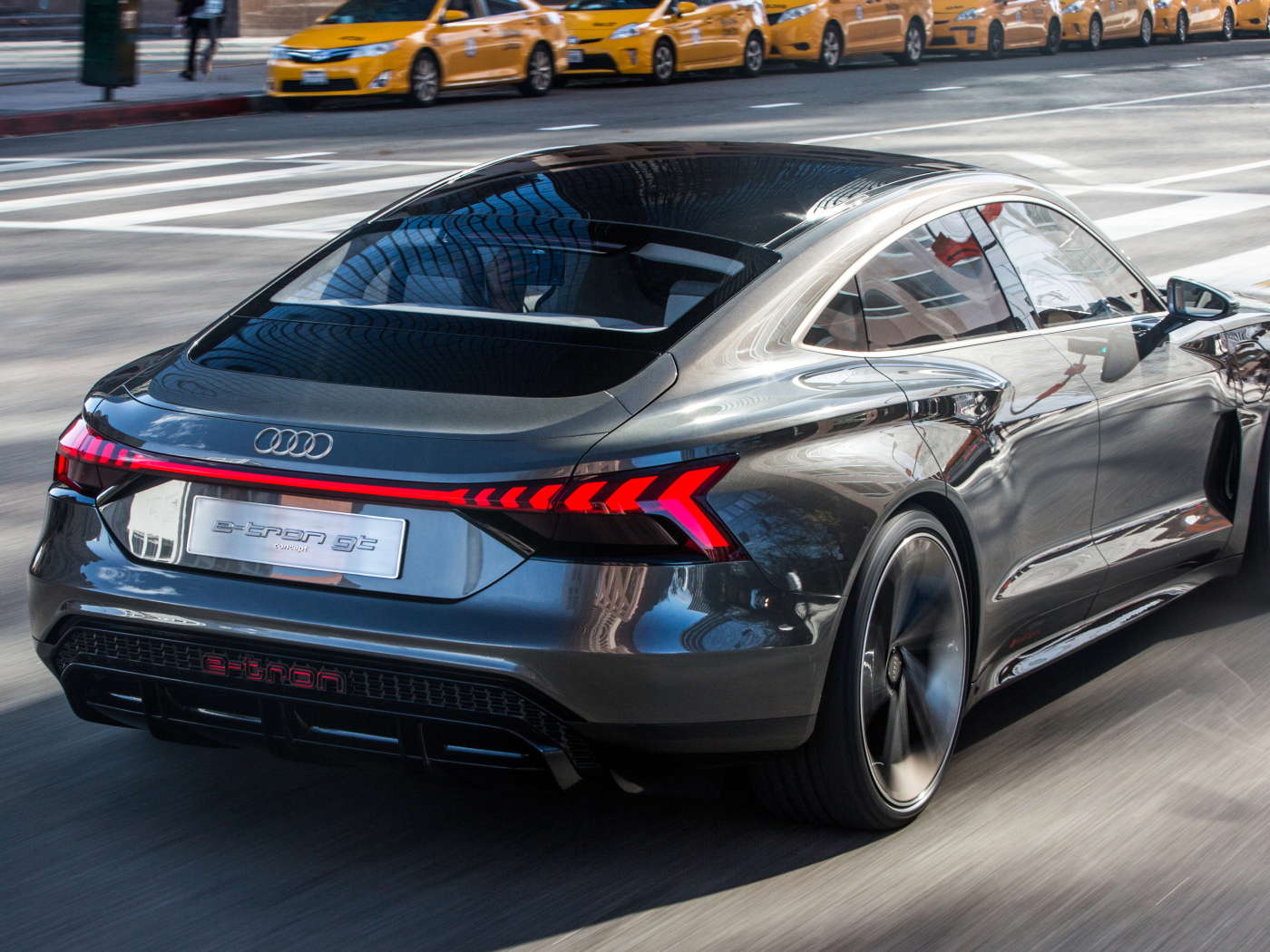 Автомобиль Audi E-Tron GT, 2019 года вид сзади