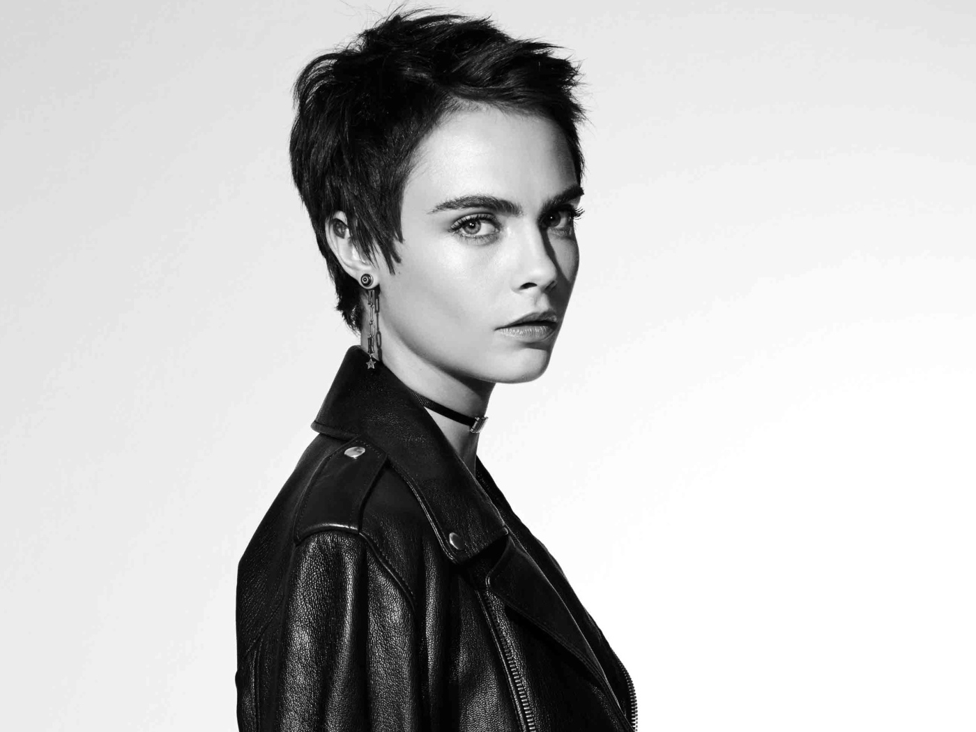 Кара Делевинь в черной кожаной куртке