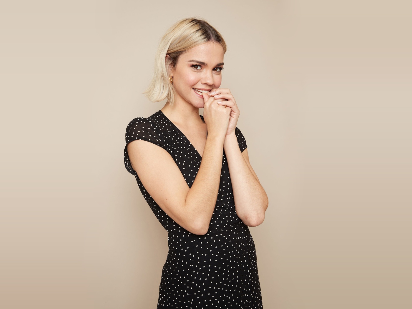 Милая девушка блондинка, актриса Майя Митчелл