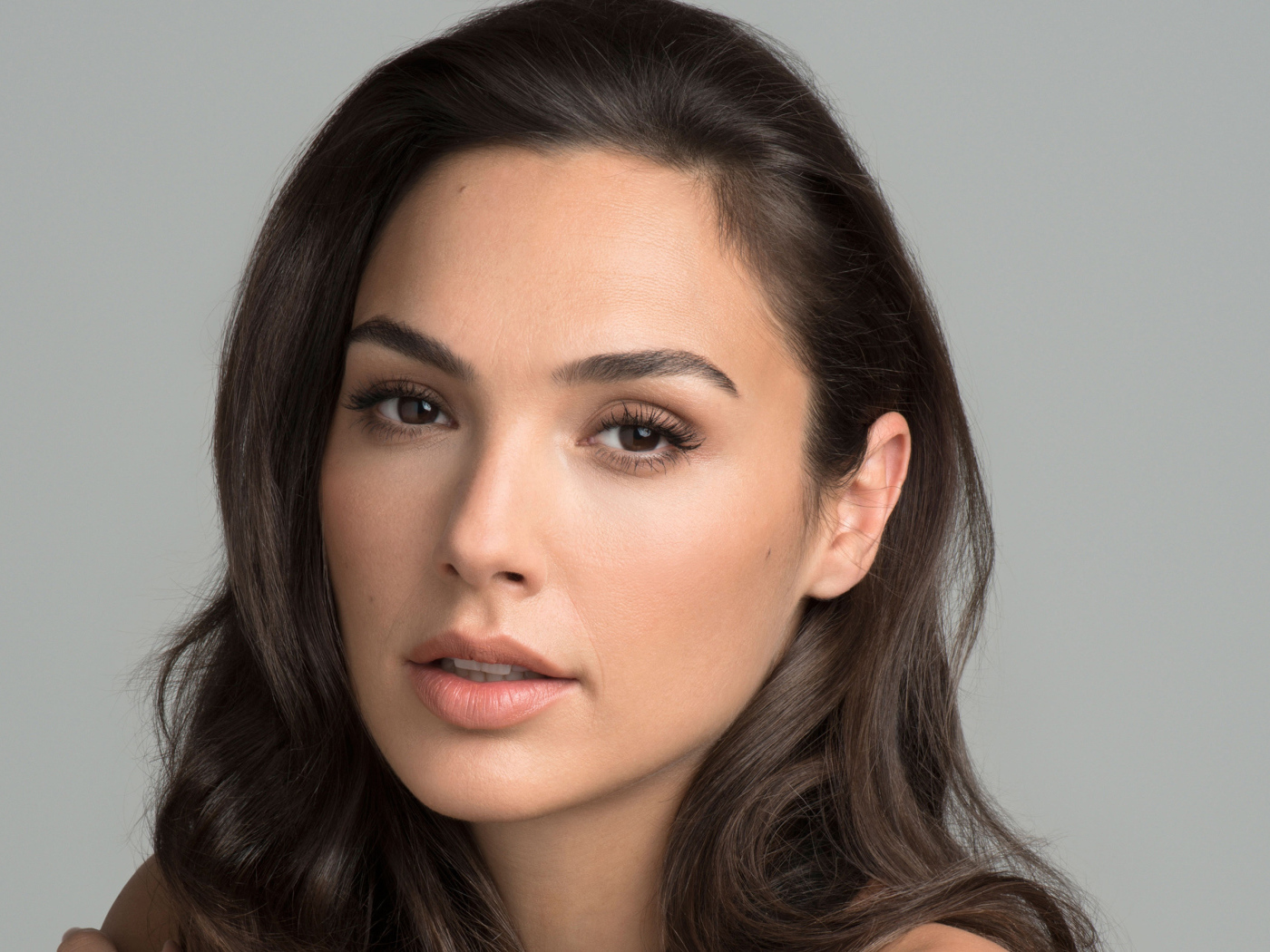 Нежная Галь Гадот на сером фоне