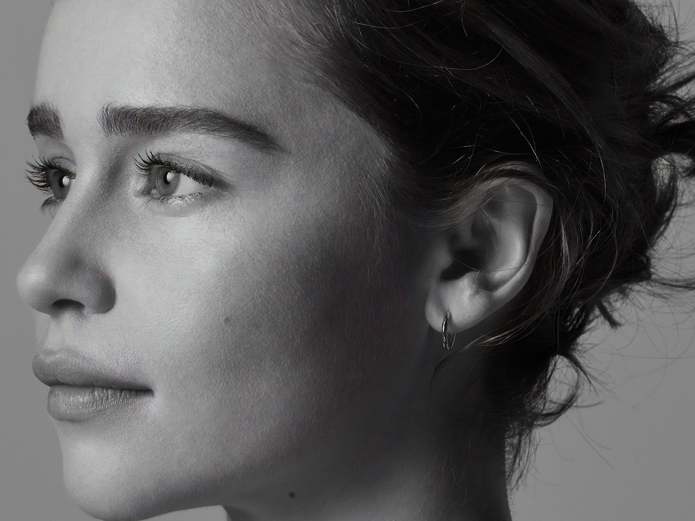 Лицо актрисы Эмилии Кларк крупным планом