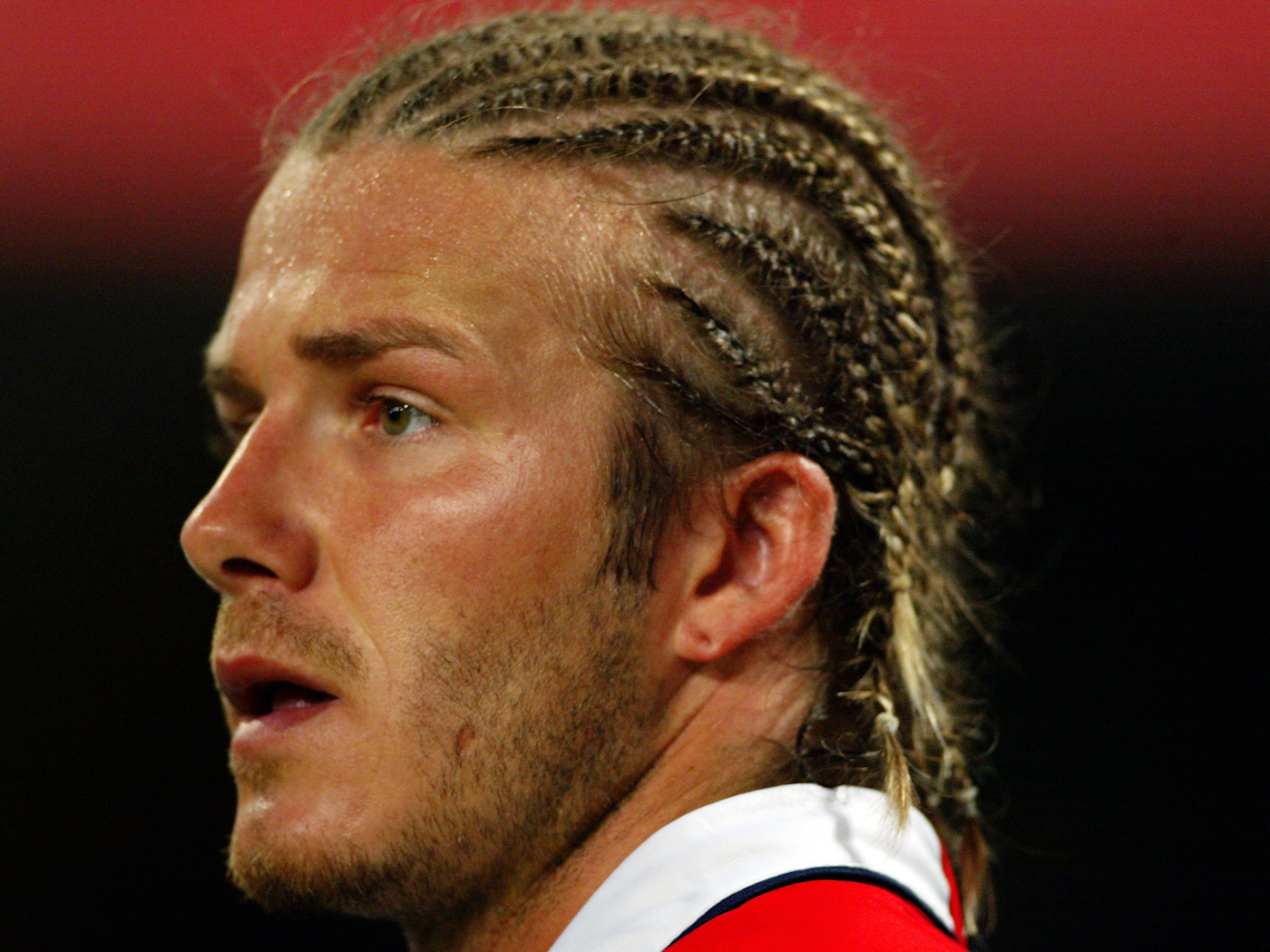 Футболист Дэвид Бекхэм с косичками на голове