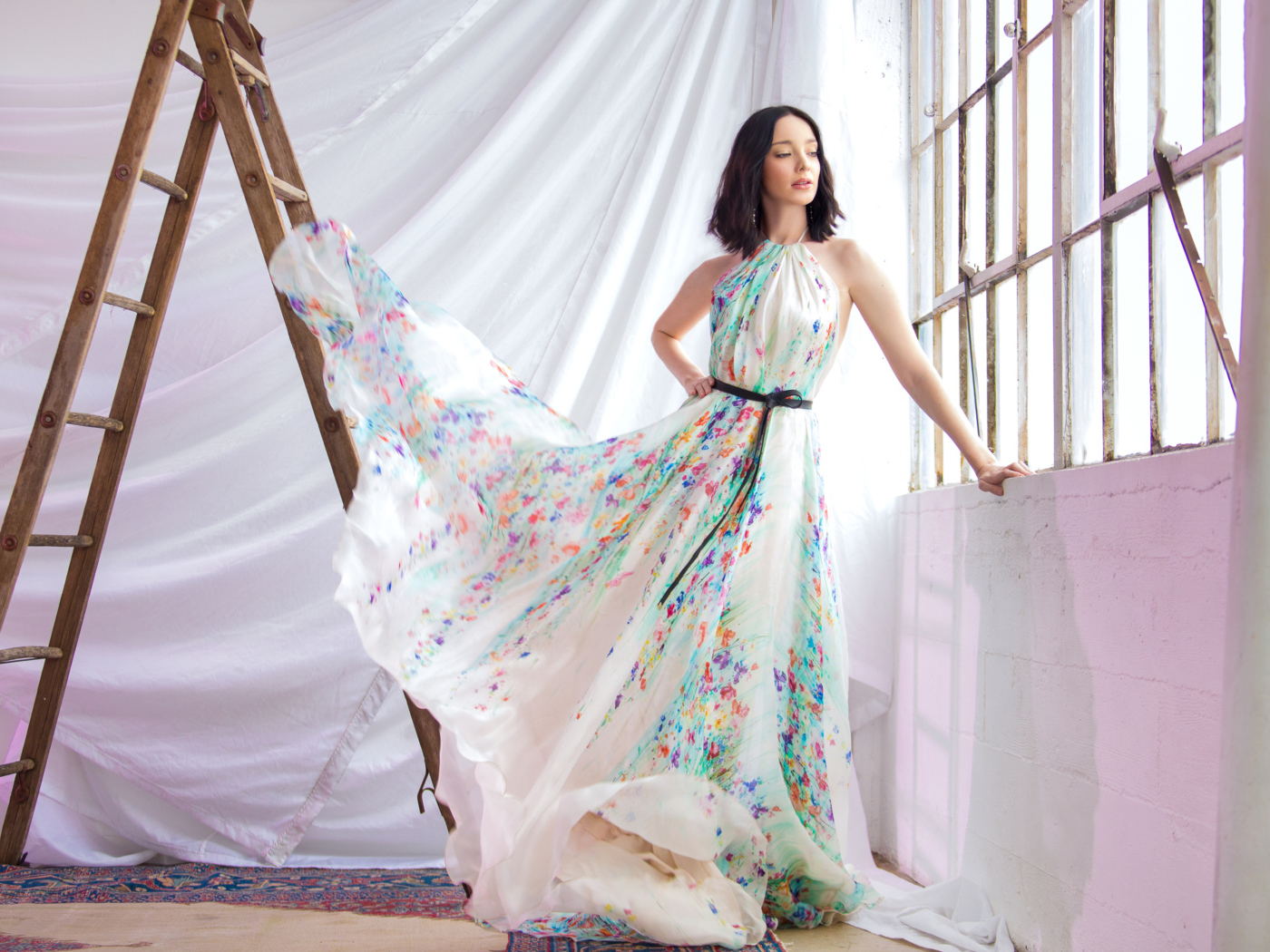 Девушка в красивом платье, актриса Эмма Дюмон у окна