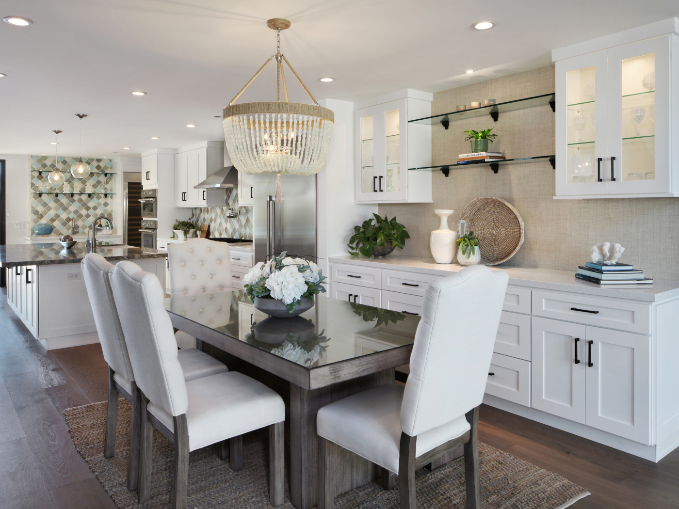 Кухня со столовой с белой мебелью 