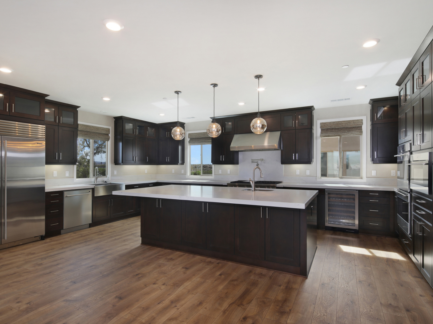 Большая просторная кухня с мебелью в коричневых тонах