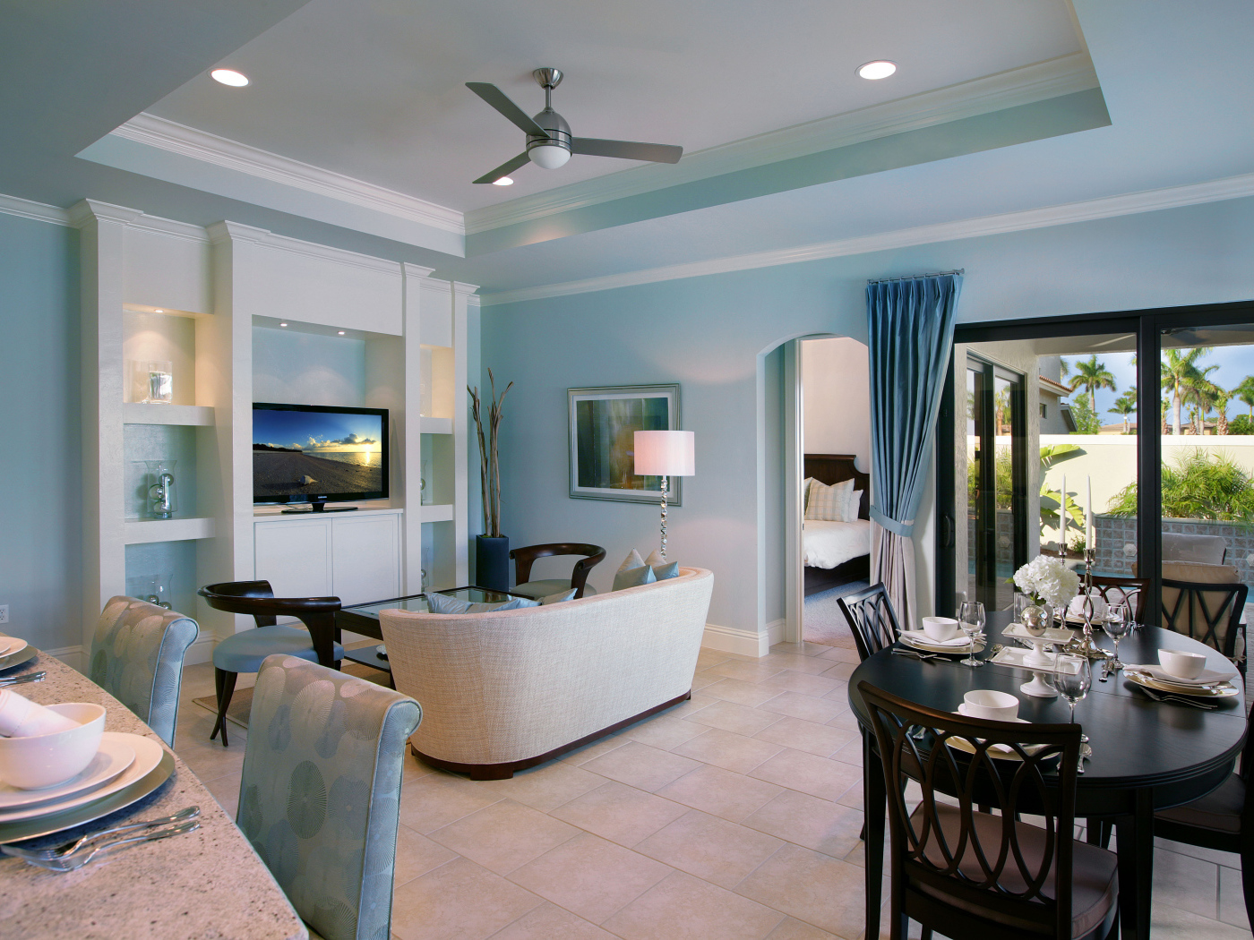 Гостиная комната с кухней у окна 