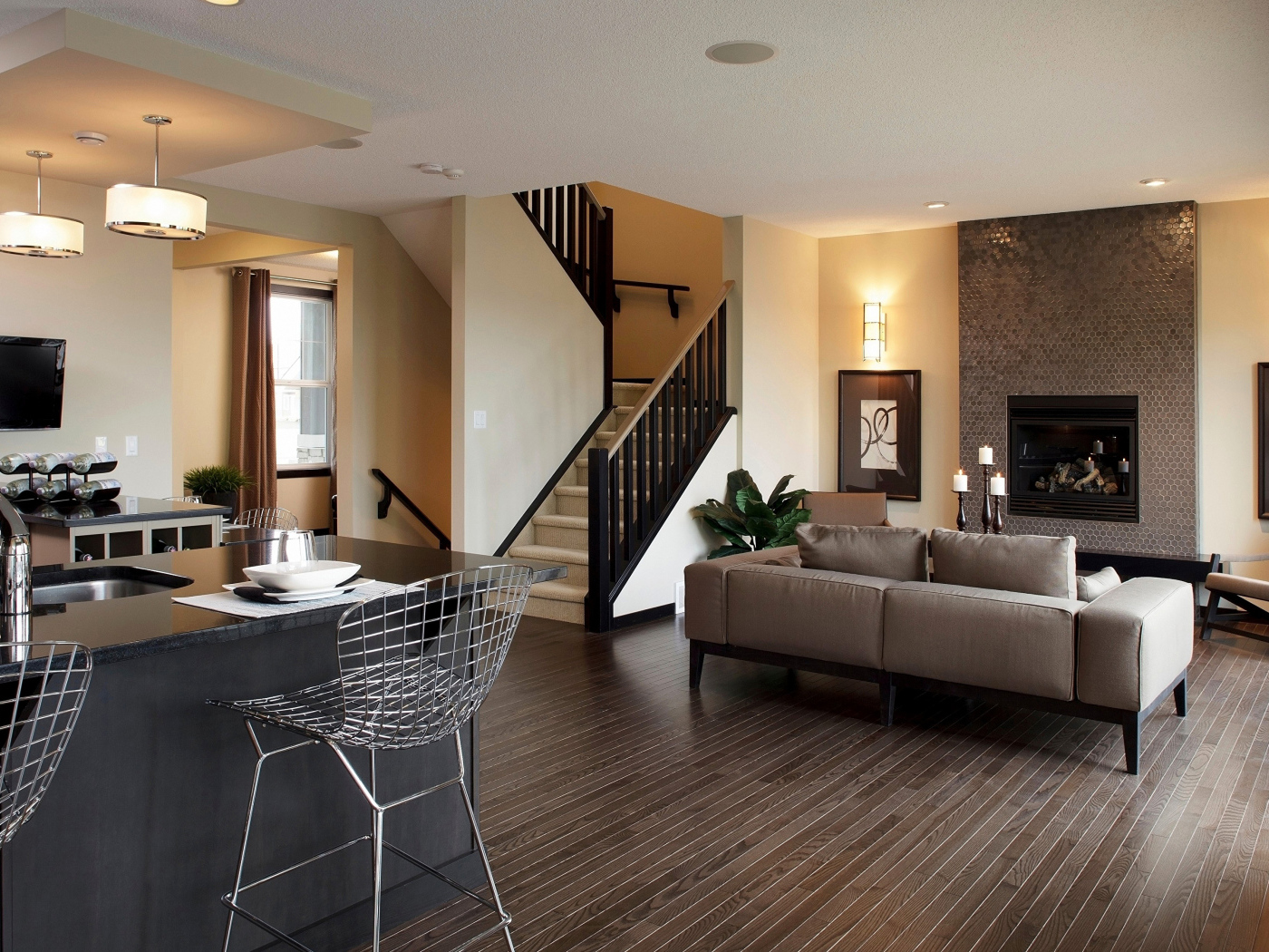 Гостиная с диваном совмещенная с кухней 