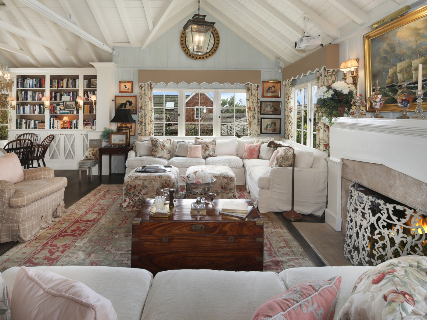 Гостиная комната с диванами и мягким креслом с камином