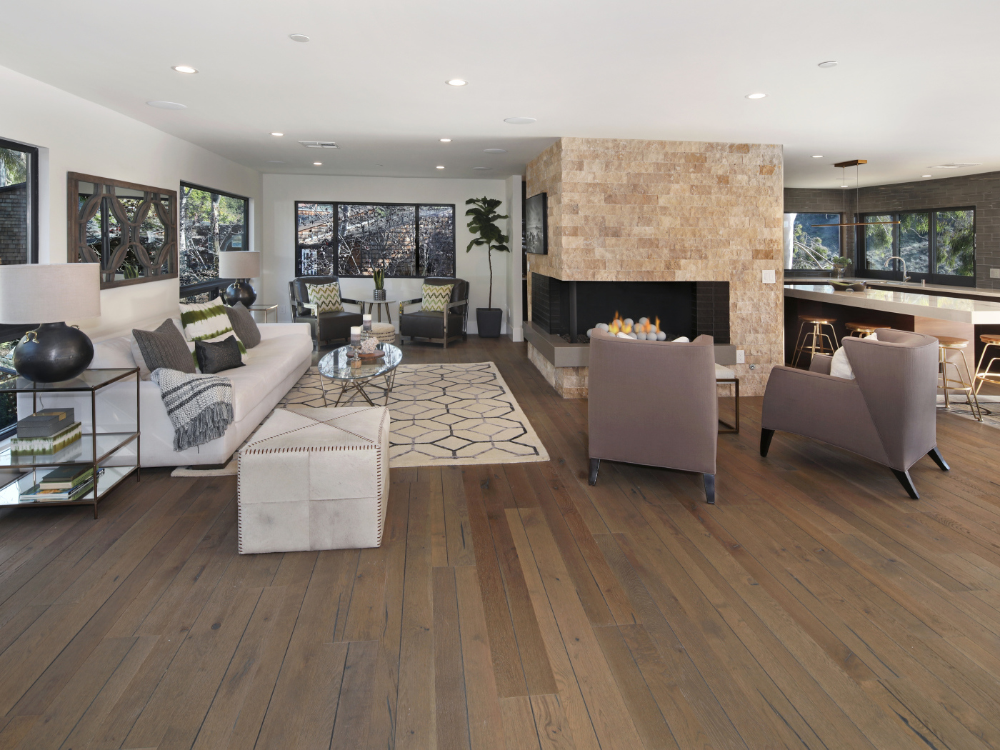 Много мебели в гостиной комнате с декоративным камином