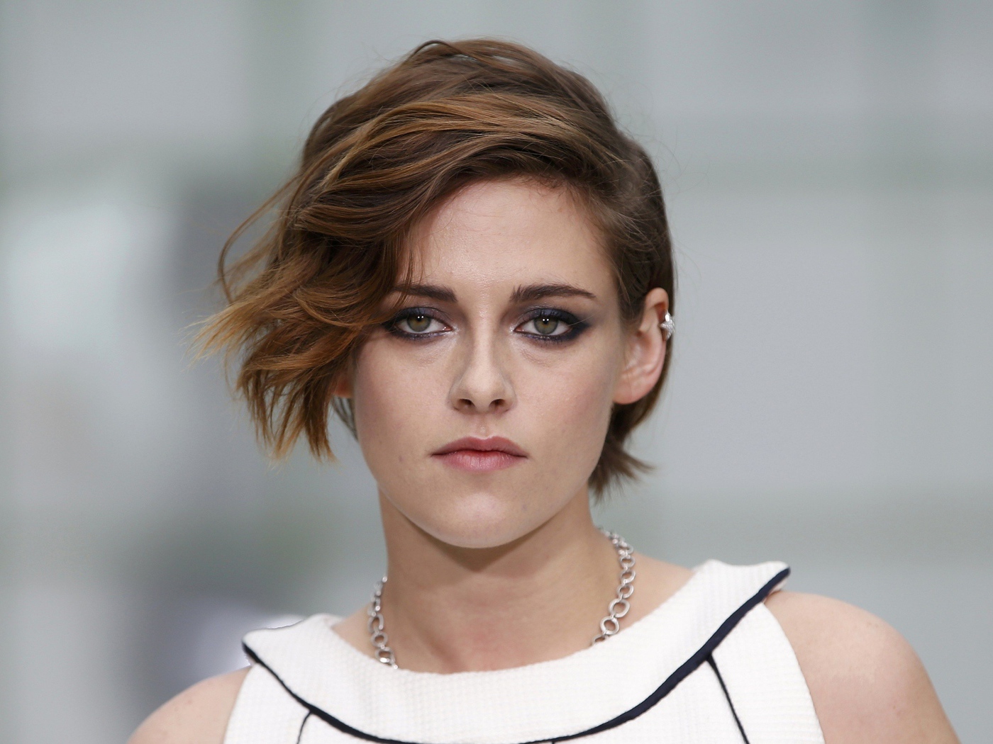 Популярная молодая актриса Кристен Стюарт с короткой стрижкой