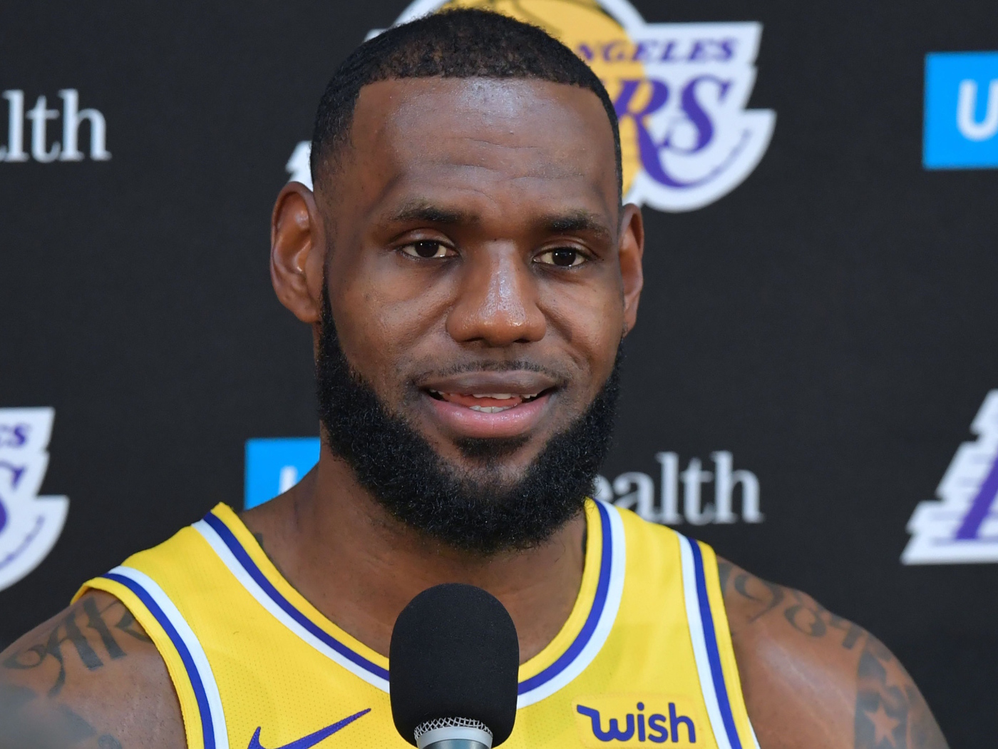 Профессиональный американский баскетболист Леброн Джеймс