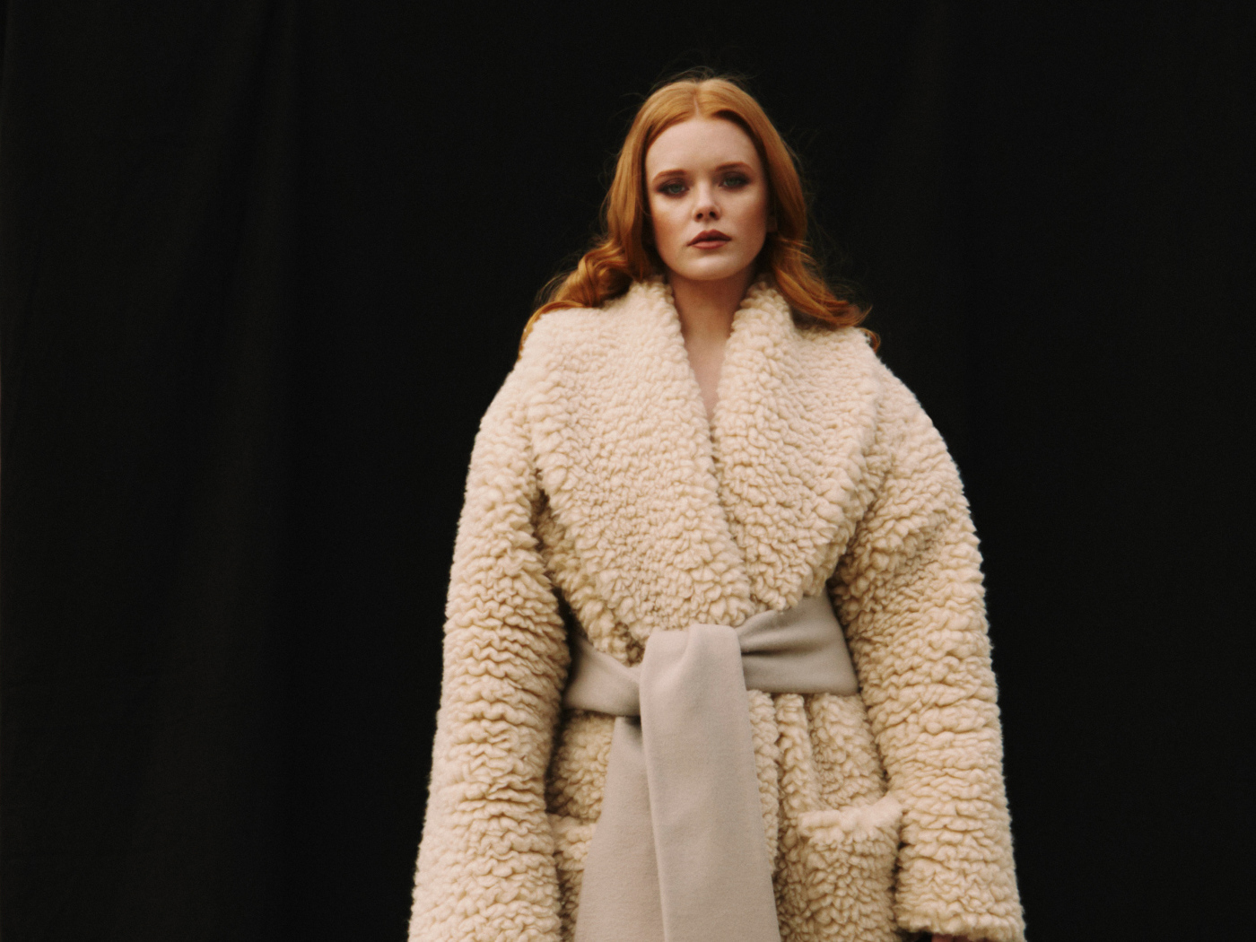 Рыжеволосая актриса Эбигейл Коуэн в шубе