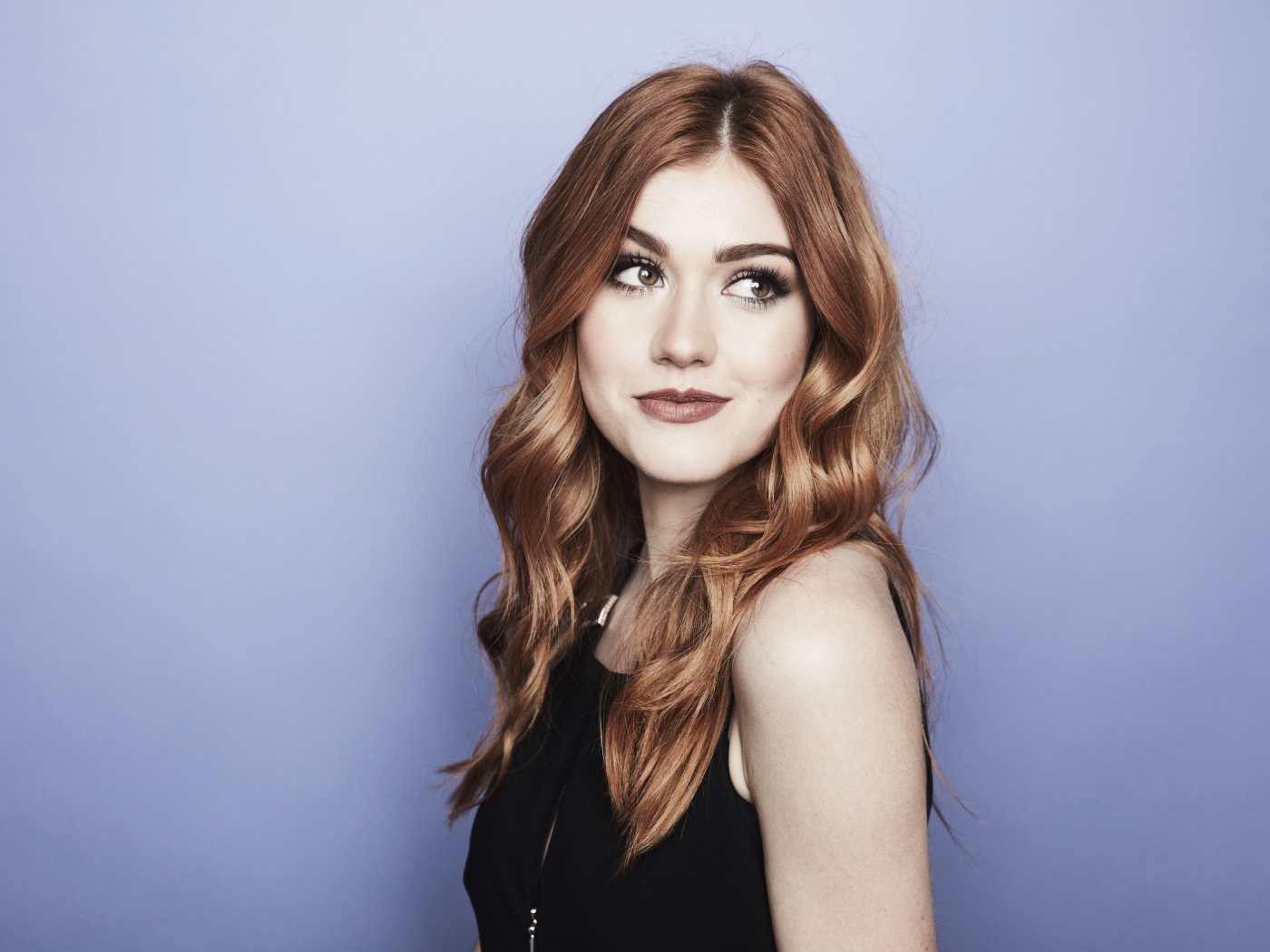 Рыжеволосая актриса Кэтрин Макнамара на сером фоне