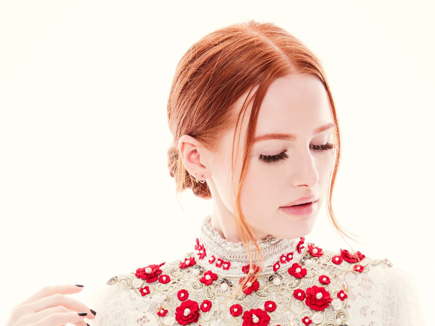 Рыжеволосая актриса Мэделин Петш на белом фоне