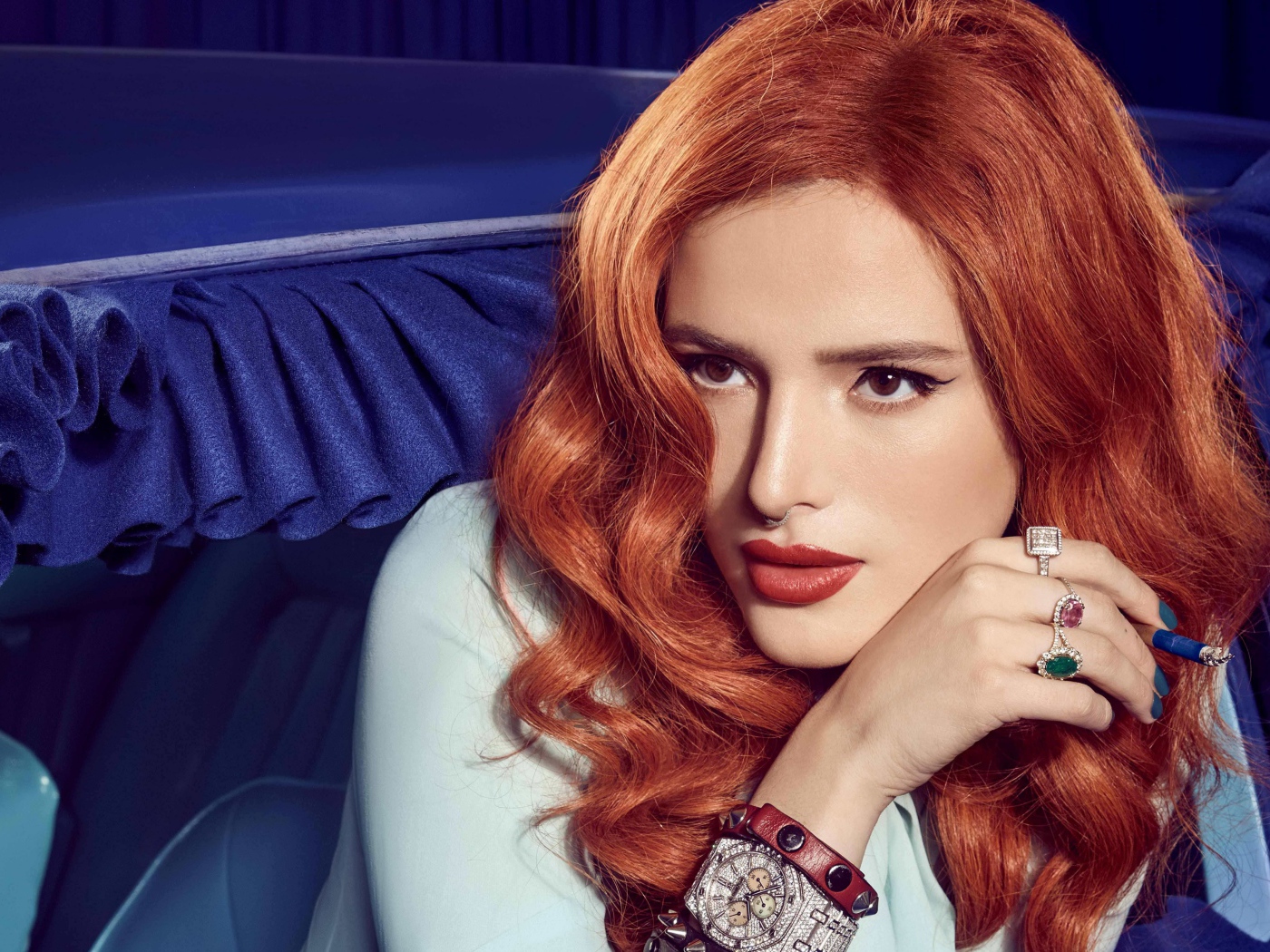 Рыжеволосая девушка, актриса Белла Торн в синем автомобиле