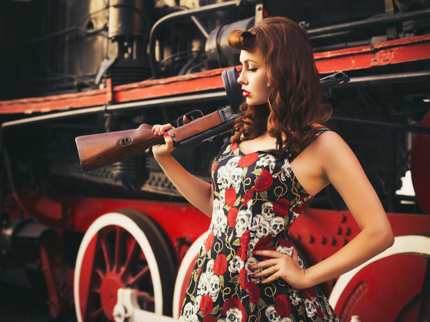 Девушка ретро с автоматом в руке  у тепловоза 