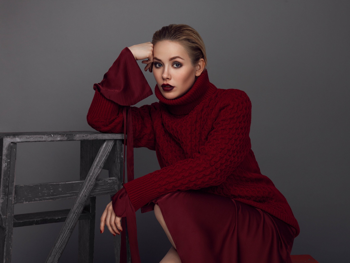 Российская актриса Зоя Бербер в красном свитере