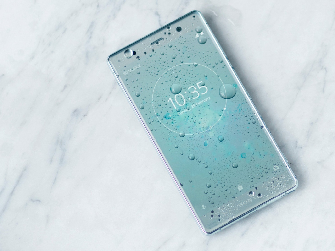 Тонкий смартфон Sony Xperia XZ2 в серебристом корпусе