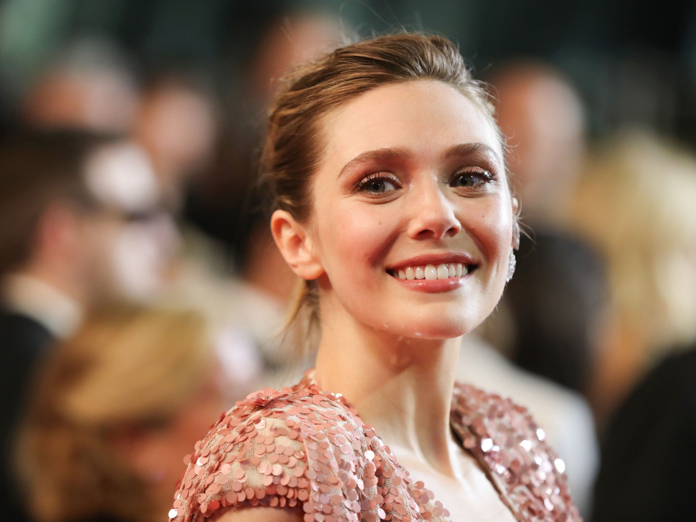 Улыбающаяся актриса Элизабет Олсен 