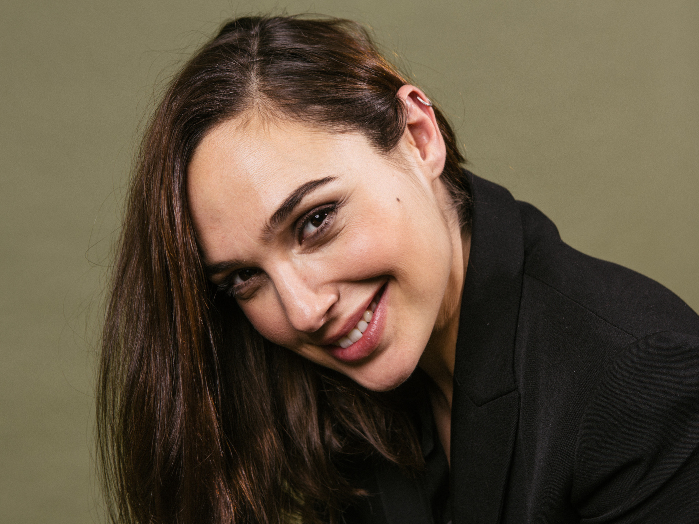 Улыбающаяся актриса Галь Гадот  в черном пиджаке