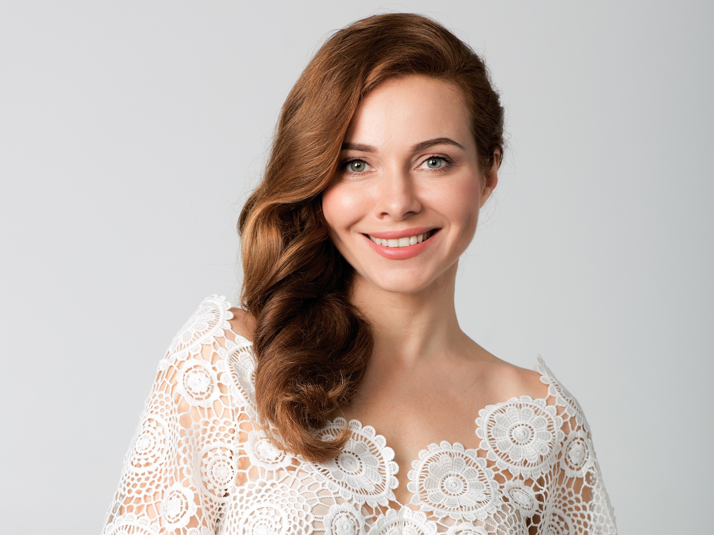 Улыбающаяся милая девушка, актриса Екатерина Гусева на сером фоне