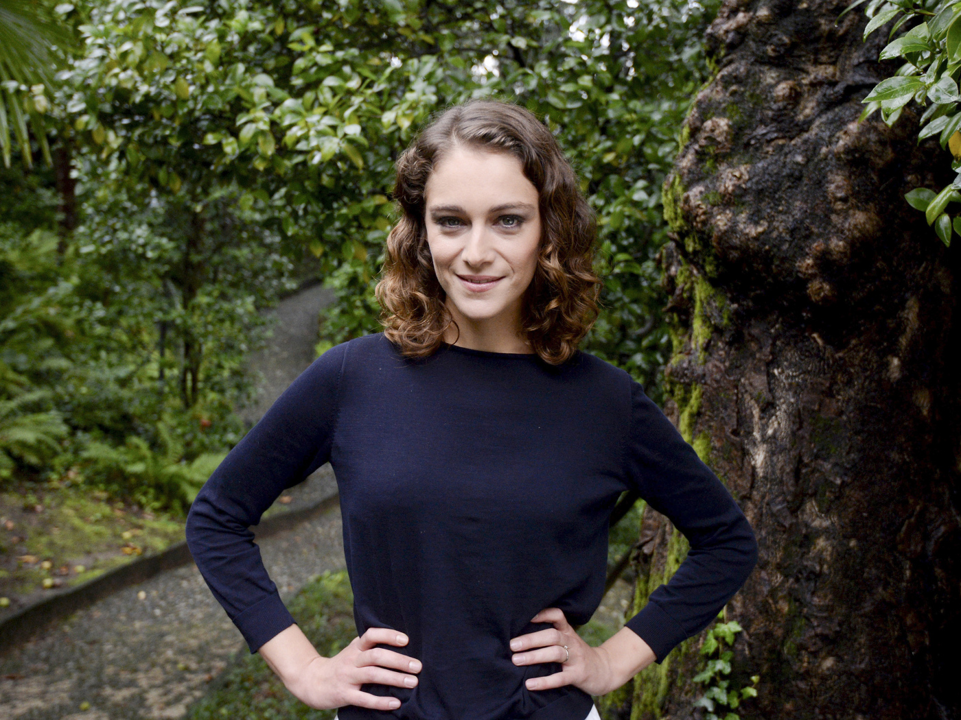 Улыбающаяся девушка, актриса Ариана Лабед